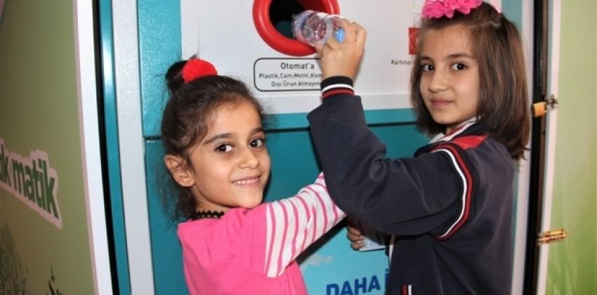 Okulda atıklar puana dönüşüyor, alışverişte kullanılıyor