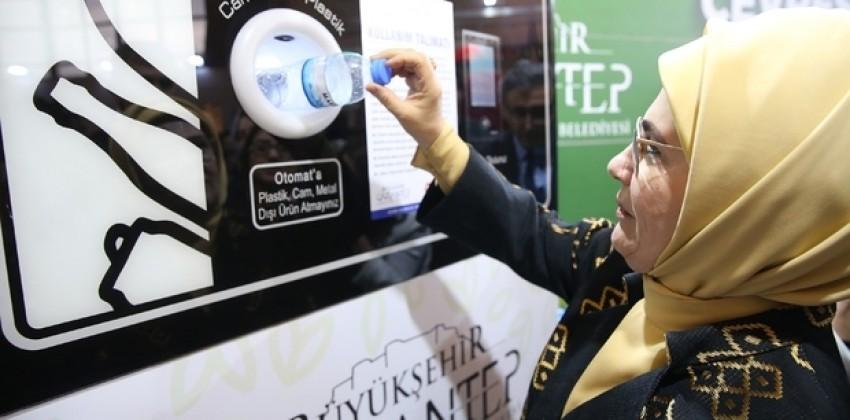 Emine Erdoğan atık şişe ile Gaziantep kartına yükleme yaptı